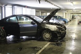 Auto in brand in parkeergarage in Huizen