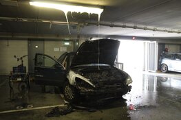 Auto in brand in parkeergarage in Huizen