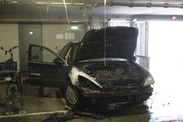 Auto in brand in parkeergarage in Huizen