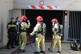 Auto in brand in parkeergarage in Huizen