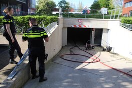 Auto in brand in parkeergarage in Huizen
