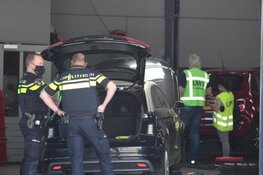 Politie valt bedrijven binnen in Huizen