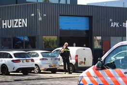 Politie valt bedrijven binnen in Huizen