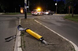 Auto tegen dwangpijl in Huizen