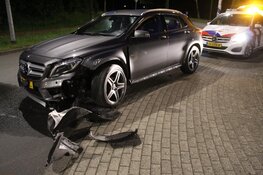 Auto tegen dwangpijl in Huizen