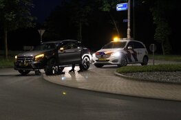 Auto tegen dwangpijl in Huizen