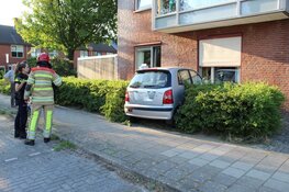 Auto tegen zorgcentrum in Huizen gereden