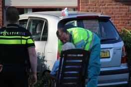 Auto tegen zorgcentrum in Huizen gereden