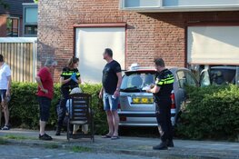 Auto tegen zorgcentrum in Huizen gereden
