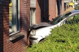 Auto tegen zorgcentrum in Huizen gereden