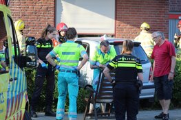 Auto tegen zorgcentrum in Huizen gereden