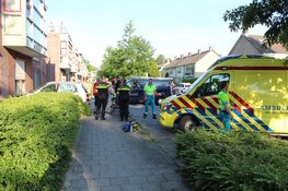 Auto tegen zorgcentrum in Huizen gereden