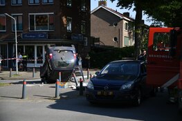 Auto belandt op zijn kop bij ongeval in Hilversum
