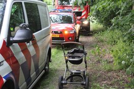 Kinderwagen gevonden in water aan de Giek in Huizen