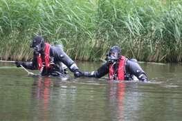 Kinderwagen gevonden in water aan de Giek in Huizen