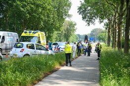 Motorfiets in de sloot na botsing met auto in Kortenhoef