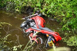 Motorfiets in de sloot na botsing met auto in Kortenhoef