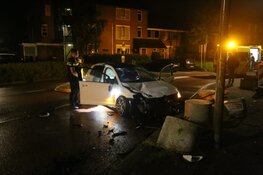 Auto tegen betonblok in Huizen