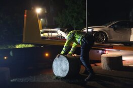 Auto tegen betonblok in Huizen