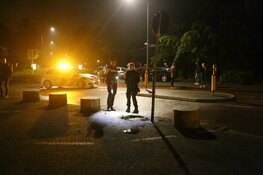 Auto tegen betonblok in Huizen