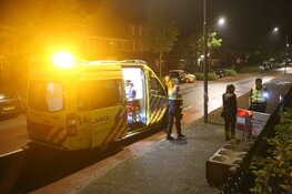 Auto tegen betonblok in Huizen