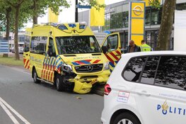 Ambulance zelf betrokken bij ongeval in Huizen
