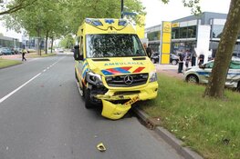 Ambulance zelf betrokken bij ongeval in Huizen