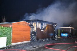 Uitslaande brand op chaletpark Loosdrecht