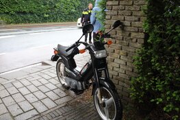 Bestuurder snorscooter gewond na aanrijding in Huizen