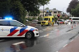 Bestuurder snorscooter gewond na aanrijding in Huizen