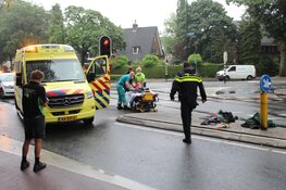 Bestuurder snorscooter gewond na aanrijding in Huizen