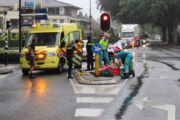 Bestuurder snorscooter gewond na aanrijding in Huizen