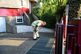Eendje verstrikt geraakt in afwateringsput Loosdrecht