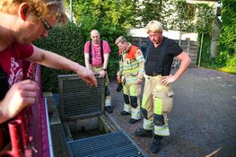 Eendje verstrikt geraakt in afwateringsput Loosdrecht