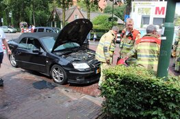 Auto vliegt in brand in centrum van Laren