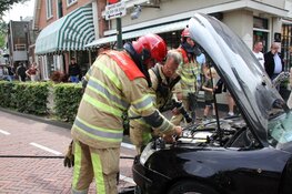 Auto vliegt in brand in centrum van Laren