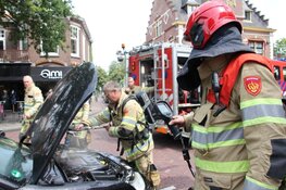 Auto vliegt in brand in centrum van Laren