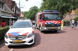 Auto vliegt in brand in centrum van Laren