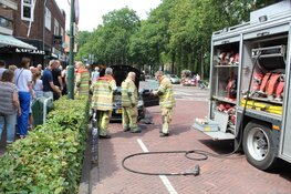 Auto vliegt in brand in centrum van Laren