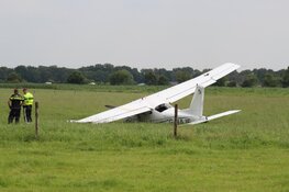 Zweefvliegtuig maakt noodlanding: twee gewonden