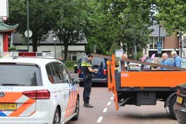 Fietser rijdt tegen lading bestelbus aan en raakt gewond