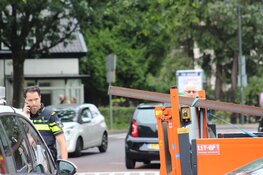 Fietser rijdt tegen lading bestelbus aan en raakt gewond