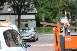 Fietser rijdt tegen lading bestelbus aan en raakt gewond