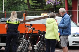 Fietser rijdt tegen lading bestelbus aan en raakt gewond