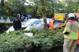 Bestuurder raakt met Ferrari van de weg