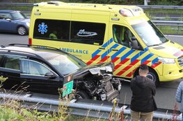 Botsing op A1 bij Naarden, bestuurders met de schrik vrij