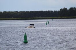 Bootje met vier mensen aan boord dreigt te zinken op Gooimeer