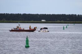 Bootje met vier mensen aan boord dreigt te zinken op Gooimeer