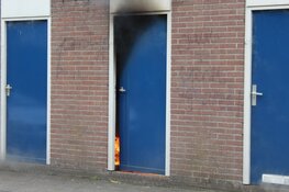 Brand in schuur in Huizen