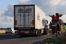 Vrachtauto in de problemen geraakt op snelweg bij Blaricum, brandweer ter plaatse